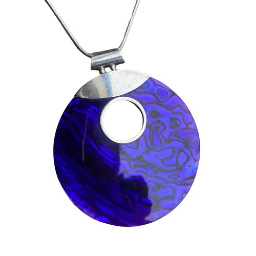 504 - A STUNNING DOUBLE SIDED ABOLONE SHELL & SILVER PENDANT ON A SILVER CHAIN