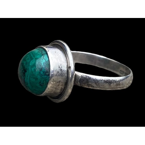 507 - A BEAUTIFUL SILVER RING SET WITH MALACITE STONE