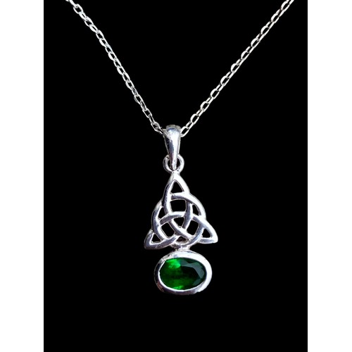 509 - A CELTIC SILVER PENDANT SET WITH A GREEN STONE ON A SILVER CHAIN