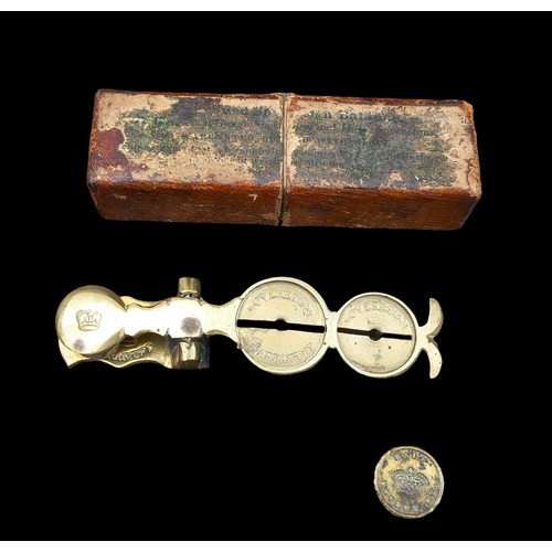 588 - A VERY GOOD SET VICTORIAN WARRANTED BRASS SOVEREIGN  SCALES FOR FULL AND HALF SOVERIEGN IN ITS CASE