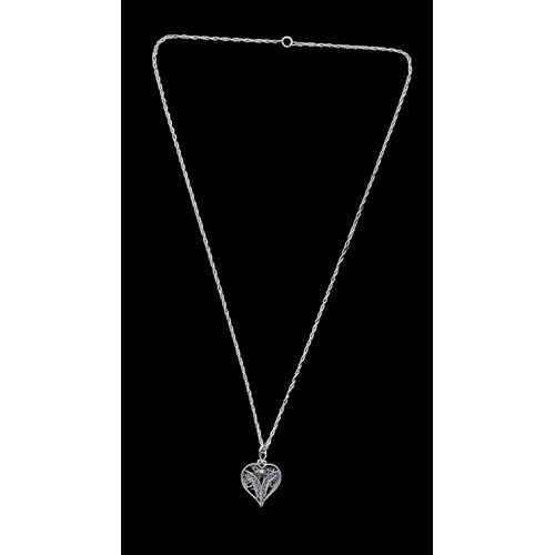 521 - A SILVER FILAGREE HEART PENDANT ON A SILVER CHAIN