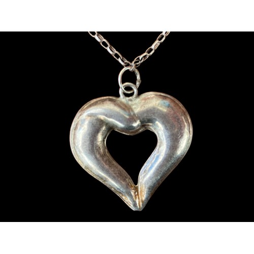 524 - A SILVER HEART PENDANT ON LONG LOOP LINK SILVER CHAIN