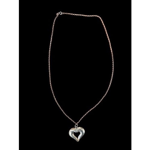 524 - A SILVER HEART PENDANT ON LONG LOOP LINK SILVER CHAIN