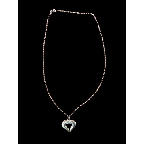 524 - A SILVER HEART PENDANT ON LONG LOOP LINK SILVER CHAIN