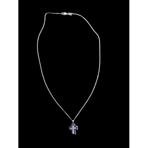 531 - AN USUAL DOUBLE SILVER CROSS GEM SET ON A SILVER CHAIN