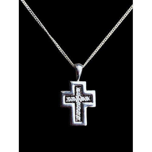 531 - AN USUAL DOUBLE SILVER CROSS GEM SET ON A SILVER CHAIN