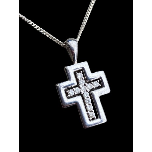 531 - AN USUAL DOUBLE SILVER CROSS GEM SET ON A SILVER CHAIN