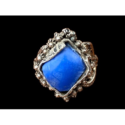 535 - A UNIQUE SILVER RING SET WITH BLUE LAPIS STONE