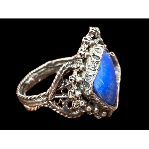 535 - A UNIQUE SILVER RING SET WITH BLUE LAPIS STONE