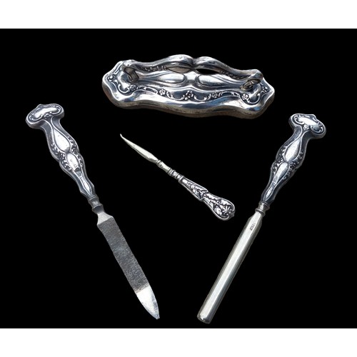 536 - A CHESTER SILVER MANICURE SET