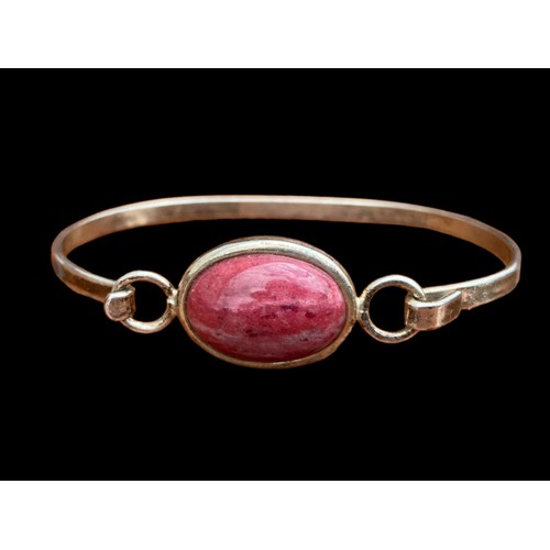 537 - A SILVER BANGLE SET WITH RED STONE