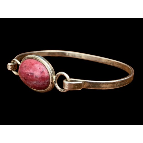 537 - A SILVER BANGLE SET WITH RED STONE