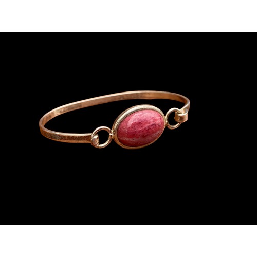 537 - A SILVER BANGLE SET WITH RED STONE