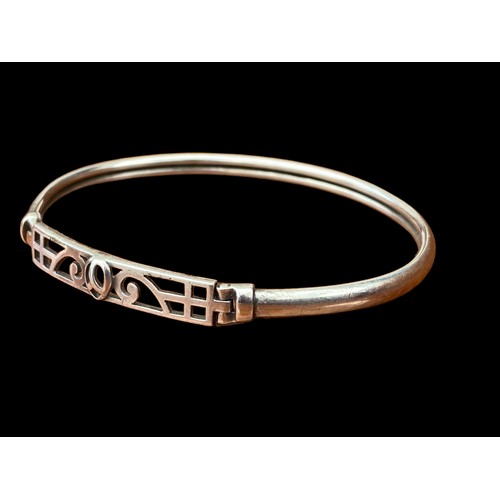 541 - A SILVER RENNEE McINTOSH BANGLE