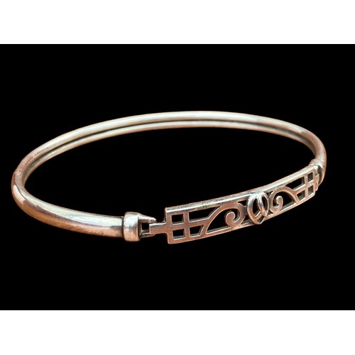 541 - A SILVER RENNEE McINTOSH BANGLE