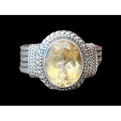 545 - A QUALITY SILVER RING SET WITH CITREN STONE