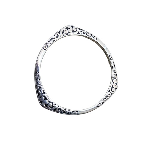 551 - A HEAVY SILVER CELTIC BANGLE WEIGHS 26G