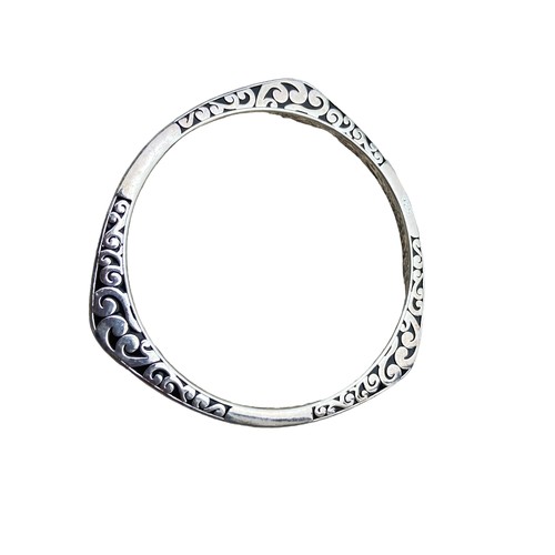 551 - A HEAVY SILVER CELTIC BANGLE WEIGHS 26G