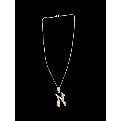 570 - A LARGE DESIGNER STYLE SILVER PENDANT ON SILVER CHAIN