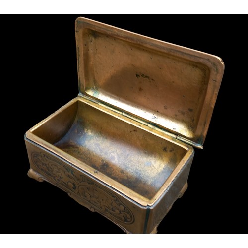 592 - A BEAUTIFUL CHINESE brass/BRONZE CASKET WITH SWIRLING DESIGN AND TOPPED WITH FOO DOG 3.5x2