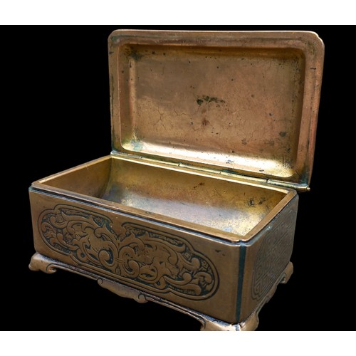 592 - A BEAUTIFUL CHINESE brass/BRONZE CASKET WITH SWIRLING DESIGN AND TOPPED WITH FOO DOG 3.5x2