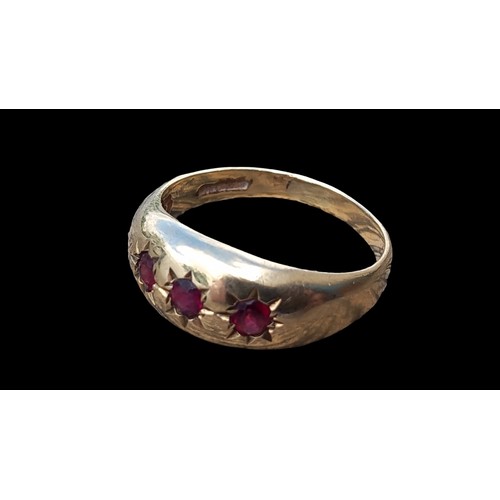 606 - A 9ct GOLD RING SET WITH 3 RUBIES SIZE T