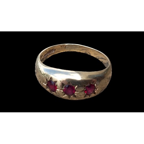 606 - A 9ct GOLD RING SET WITH 3 RUBIES SIZE T