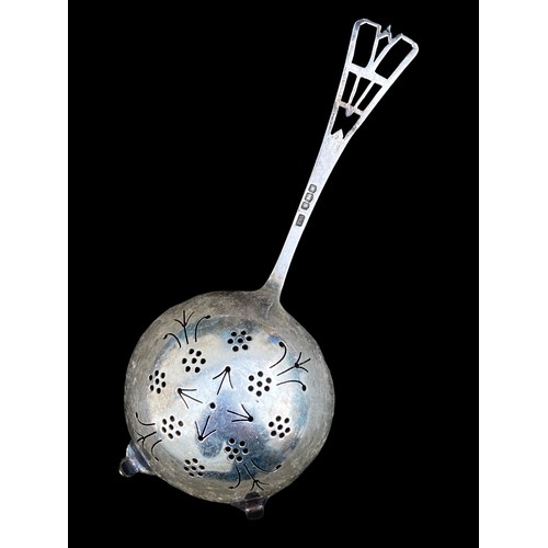 621 - A LARGE SHEFFIELD SILVER SIEVE SPOON WEIGHS 43 GRAMS