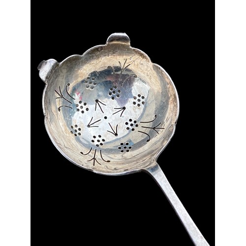 621 - A LARGE SHEFFIELD SILVER SIEVE SPOON WEIGHS 43 GRAMS