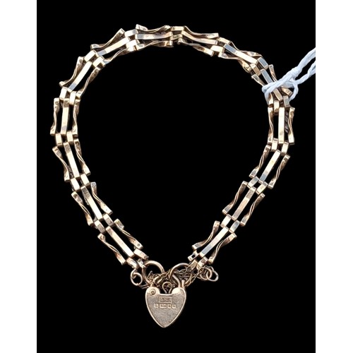 628 - A 9ct GOLD 3 BAR GATE BRACELET WITH PADLOCK 4grm