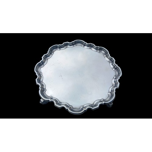 639 - A NEAT SIZED LONDON 1907 SILVER SALVER WITH SCALLOP EDGE BY R& S GARRARD AND RETAILED BY GARRARDS WE... 