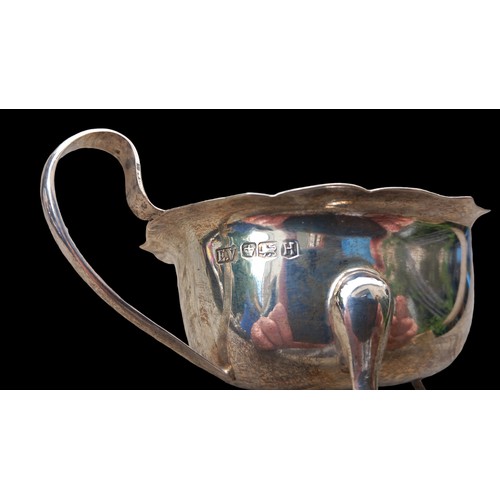 648 - A 1950 SHEFFIELD ( EMILE VINER) SILVER GRAVY BOAT 102grm