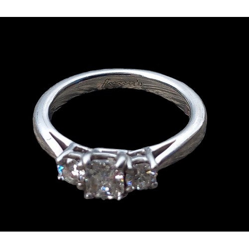 652 - A PLATINUM 3 STONE DIAMOND RING (CENTRE DIAMOND 