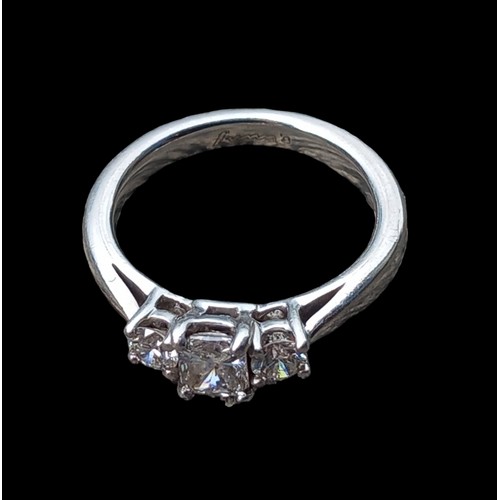 652 - A PLATINUM 3 STONE DIAMOND RING (CENTRE DIAMOND 