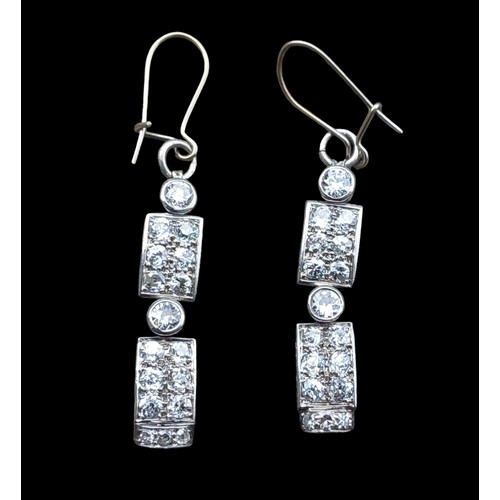 669 - WHITE GOLD AND HIGH QUALITY DIAMOND DROP EARRINGS EACH CIRCULAR DIMOND APPROX 0.20 ct EASH RECTANGUA... 