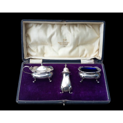 678 - A BIRMINGHAM SILVER (WALKER AND HALL) 3 PIECE CONDIMENT SET IN ORIGINAL FITTED CASE 99grm