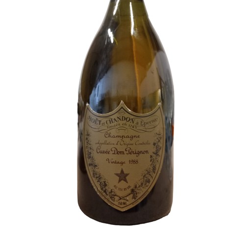 698 - A BOTTLE OF MOET ET CHANDON CHAMPAGNE CUVEE DOM PERIGNON VINTAGE 1988 750ML