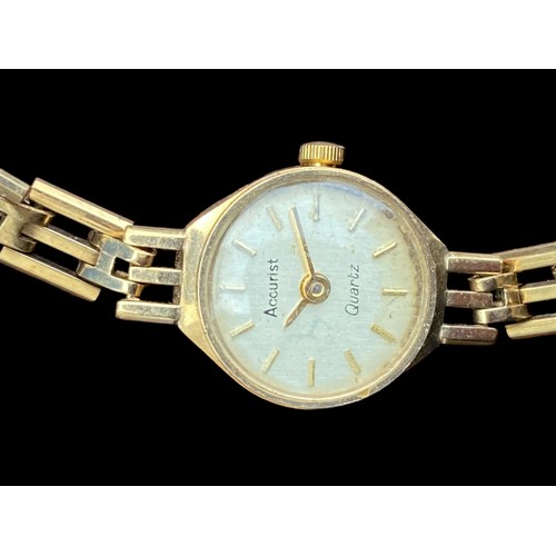 660 - A 9CT GOLD ACCURIST WATCH WITH A 9CT GOLD STRAP