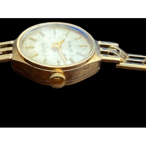 660 - A 9CT GOLD ACCURIST WATCH WITH A 9CT GOLD STRAP