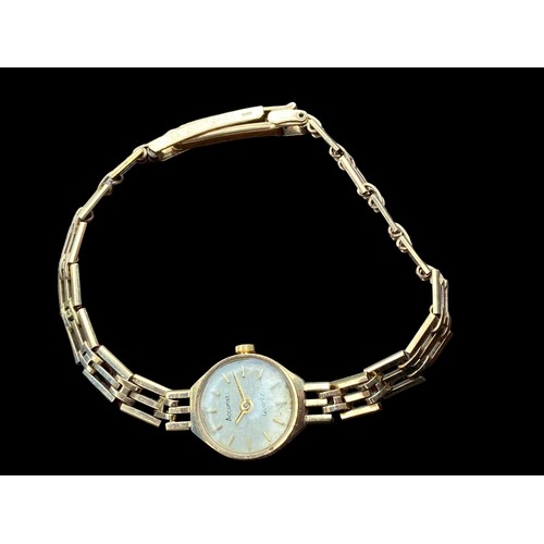 660 - A 9CT GOLD ACCURIST WATCH WITH A 9CT GOLD STRAP