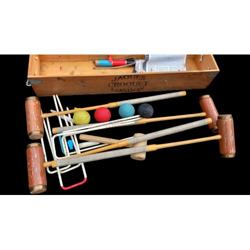 728 - A QUALITY VINTAGE CROQUET SET IN CASE JAQUES OF LONDON