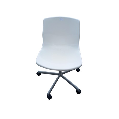 749 - A WHITE SWIVEL OFFICE CHAIR