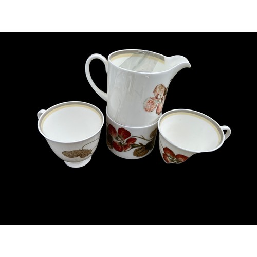 142 - A GOOD QUALITY TABLE LOT EG LILLIPUT LANE , BELLEEK,AYNSLEY CRYSTAL ETC