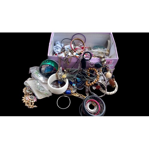 90 - A MIXED LOT OF COSTUME JEWELLERY