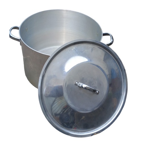 1 - A STAINLESS STEEL POT WITH LID 13.5 DIA