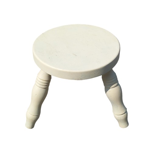 9 - MILKING STOOL