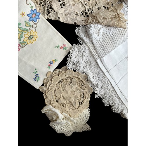 15 - A SELECTION OF IRISH LINEN INCLUDING TABLE CLOTHS ETC