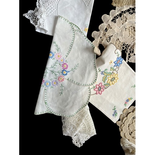 15 - A SELECTION OF IRISH LINEN INCLUDING TABLE CLOTHS ETC