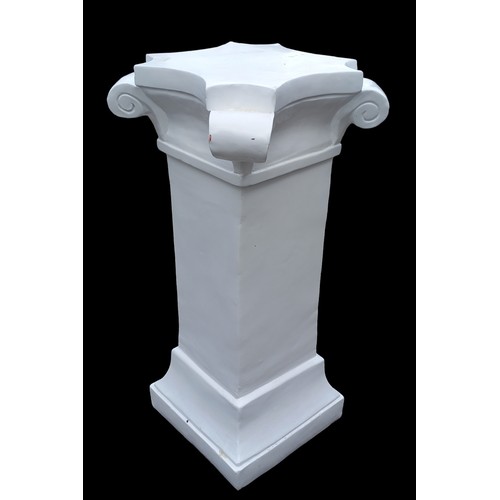 60 - WHITE PEDESTAL