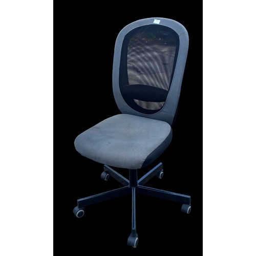 68 - OFFICE CHAIR